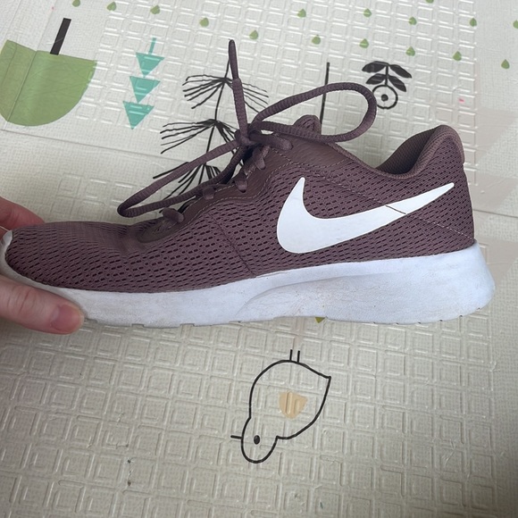 Nikes women’s size 8.5. Worn but good condition and super comfortable. - Picture 3 of 3